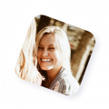 Portrait d’une femme blonde riant, photographiée en extérieur, exprimant la joie et l’énergie positive des agents actifs de Naya.
